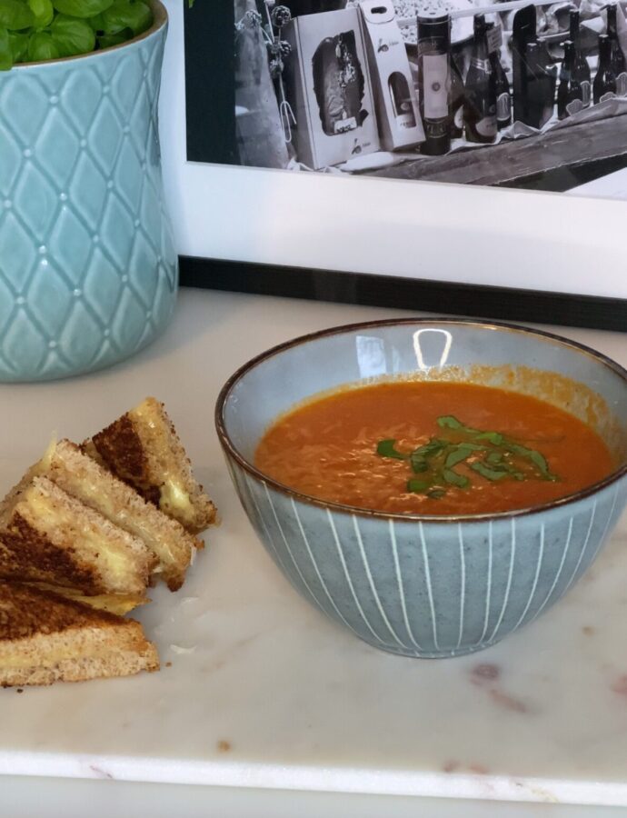 Tomaten-Paprika Suppe mit Grilled Cheese